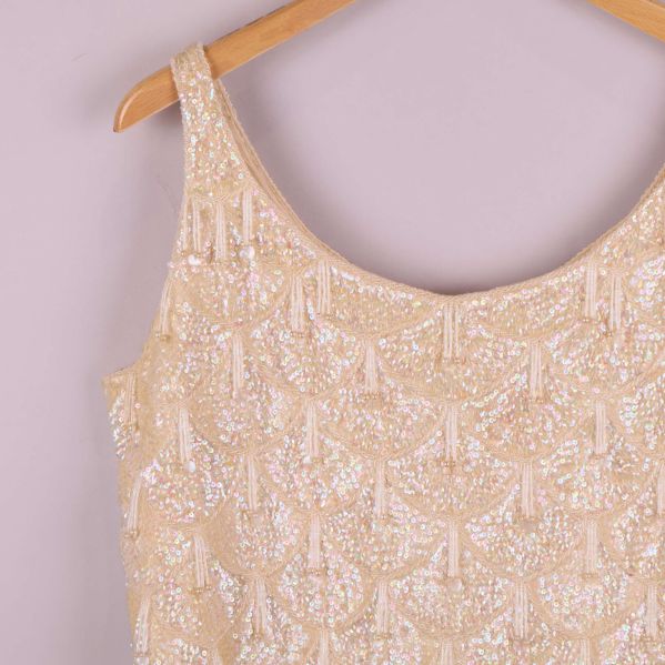 Detalj axelband och paljettbroderier i närbild