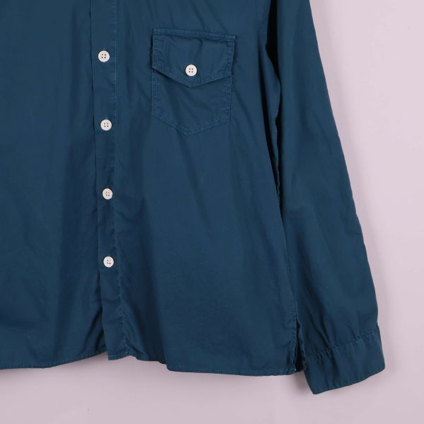 Närbild på nederdel och ärmslut på skjortan