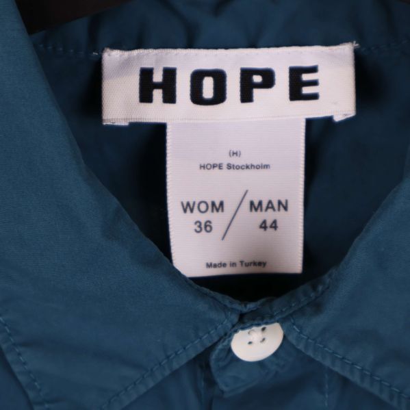 Närbild på HOPE-märke och storleksinformation