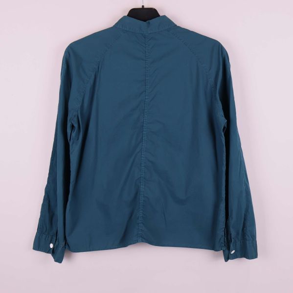 Baksidan på blå långärmad skjorta