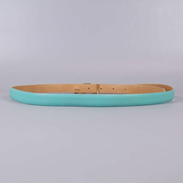 Bälte sett bakifrån med justerbara hål och naturfärgad insida