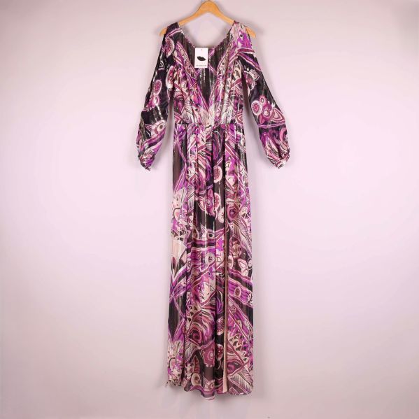 Lång klänning med lila paisleymönster och vida ärmar