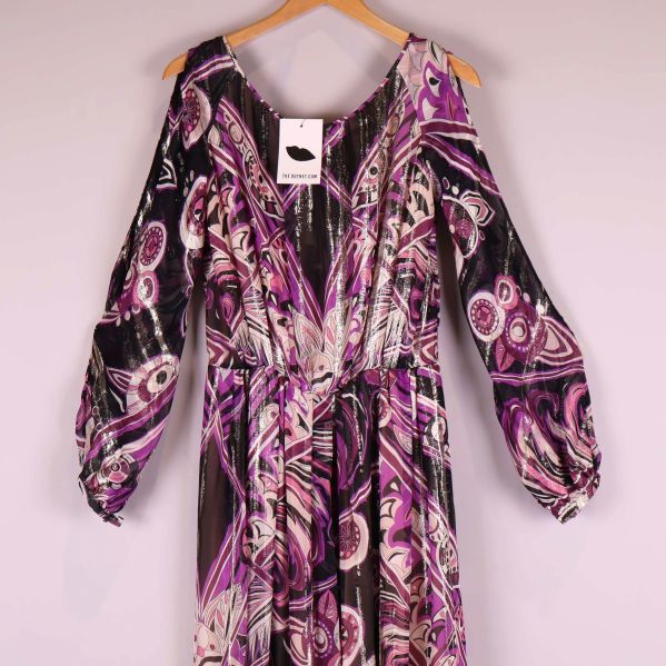 V-ringad överdel och detaljerad ärm på paisleyklänning