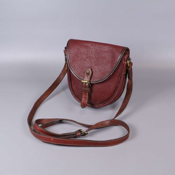Vinröd  läderväska med lång axelrem 