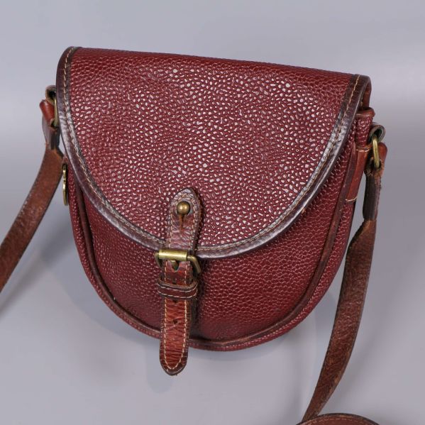 Närbild på väskans framsida och spänne 