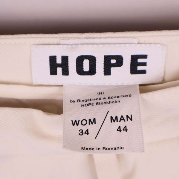 Byxors midja och fickdetaljer syns tydligt