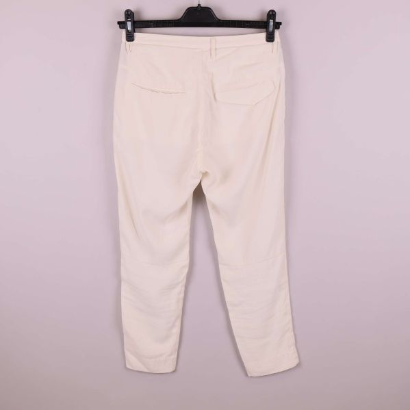 Närbild av byxornas linning med HOPE-logga