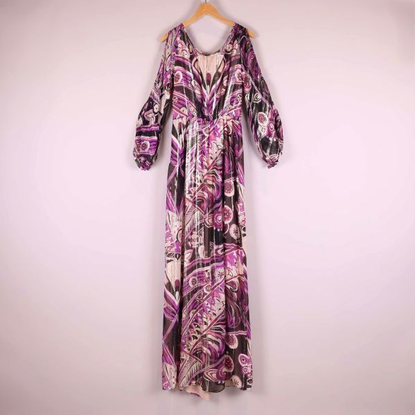 Baksidan på paisleymönstrad maxiklänning i lila toner