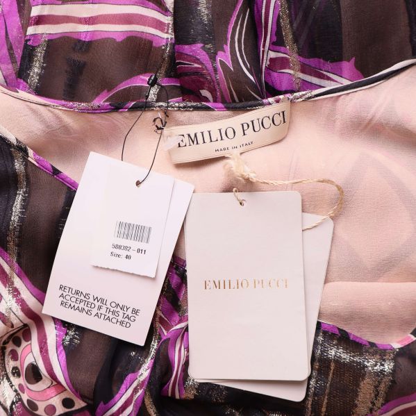 Närbild på etiketter och Emilio Pucci-logga vid halsen