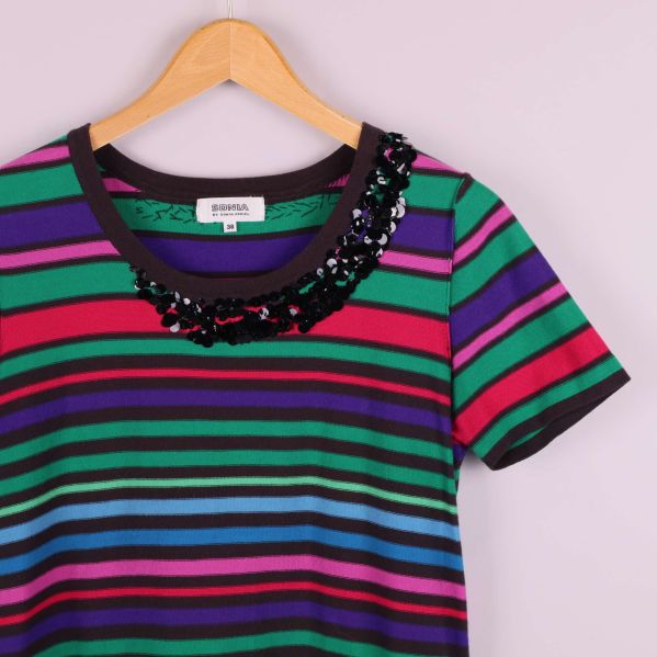 Närbild på randig t-shirts hals med paljettdetalj