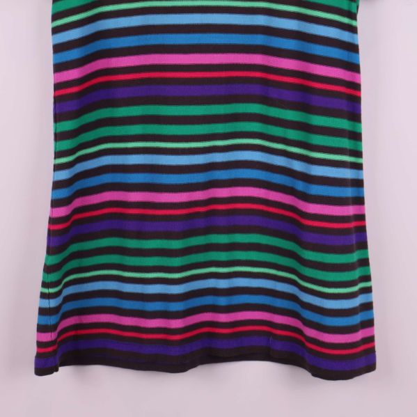 Närbild på nederdelen av randig t-shirt