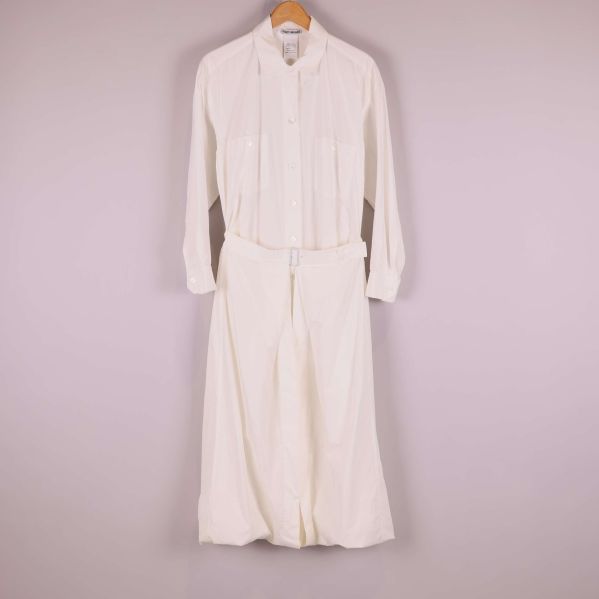 Vit långärmad skjortklänning med midjebälte på galge