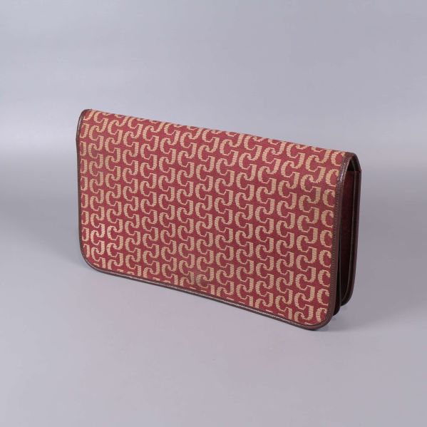Clutch med rött grafiskt mönster från sidan