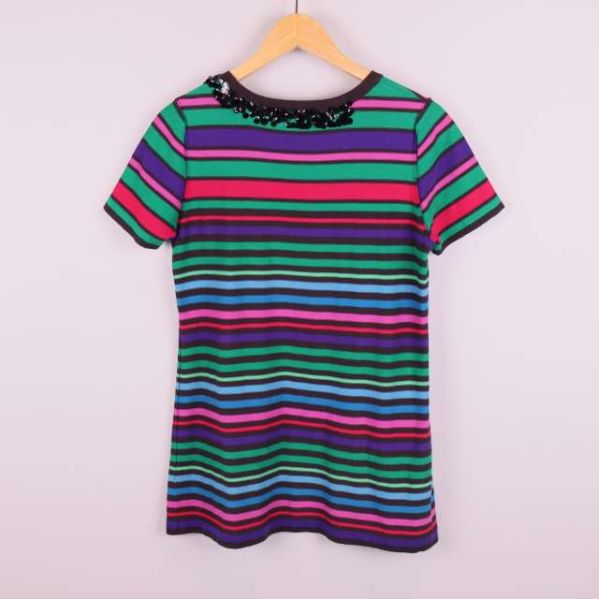 Randig t-shirt med färgglada ränder visad bakifrån