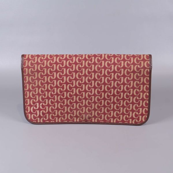 Clutch med rött och beige mönster sedd framifrån