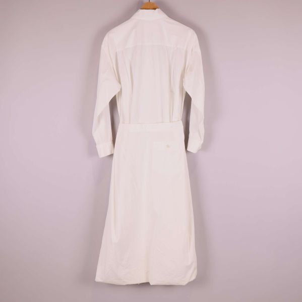 Baksida av vit lång skjortklänning med lång ärm