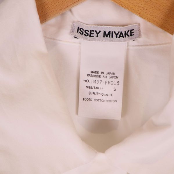Issey Miyake etikett och materiallapp i nacken visar 100% bomull
