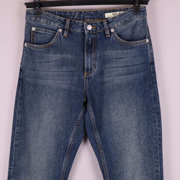 Jeansens midja och fickor framifrån i närbild