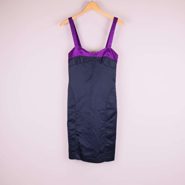 Klänning på galge med lila axelband och mörk nederdel