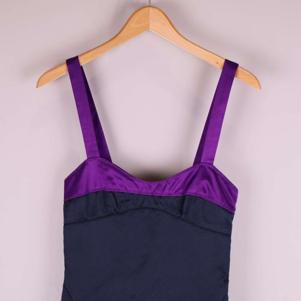 Detaljbild på överdelens form och axelband