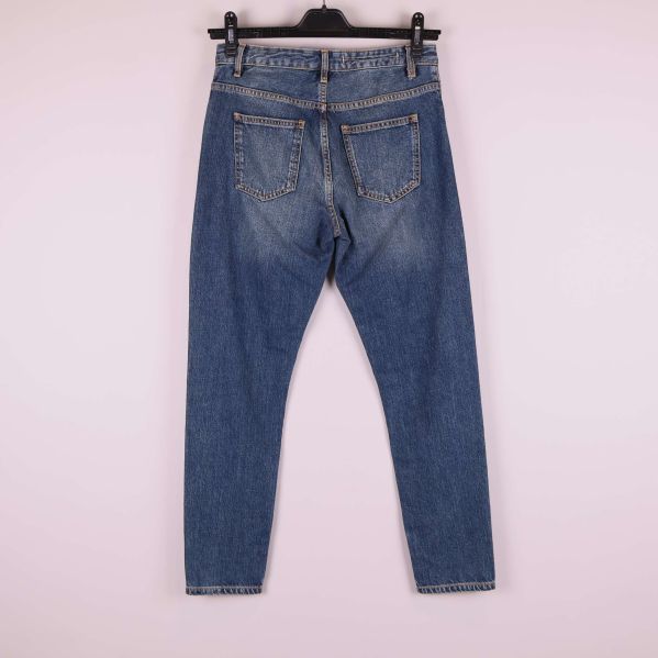 Jeans i denim blått bakifrån med synliga bakfickor