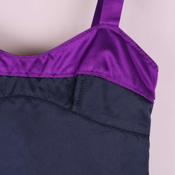 Närbild på överdelen med lila och mörka partier