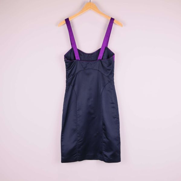 Baksidan av klänningen på galge med lila axelband