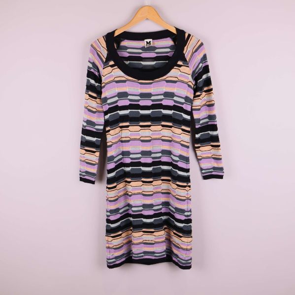 Stickad klänning med randigt mönster