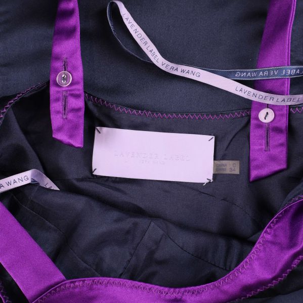 Insidan av klänningen med etikett 'Lavender Label Vera Wang'
