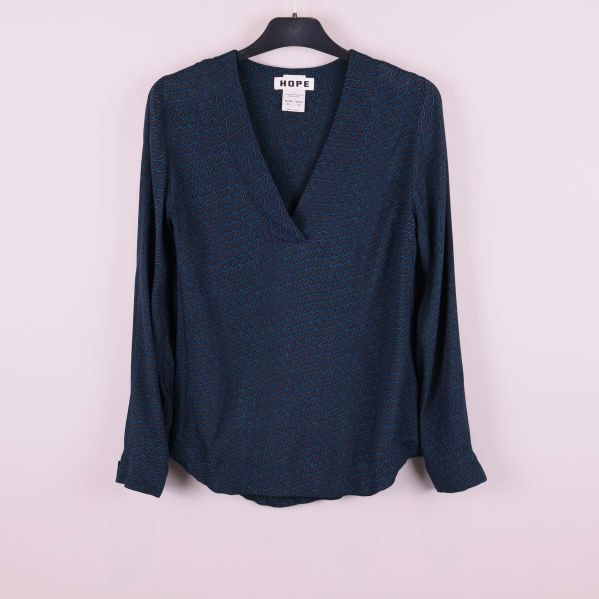 Långärmad mörkblå topp med v-ringning på galge