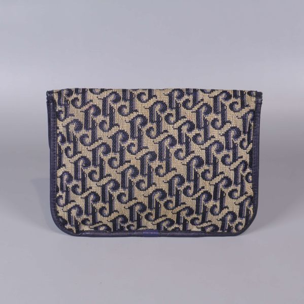 Baksida av clutch med all-over monogrammönster