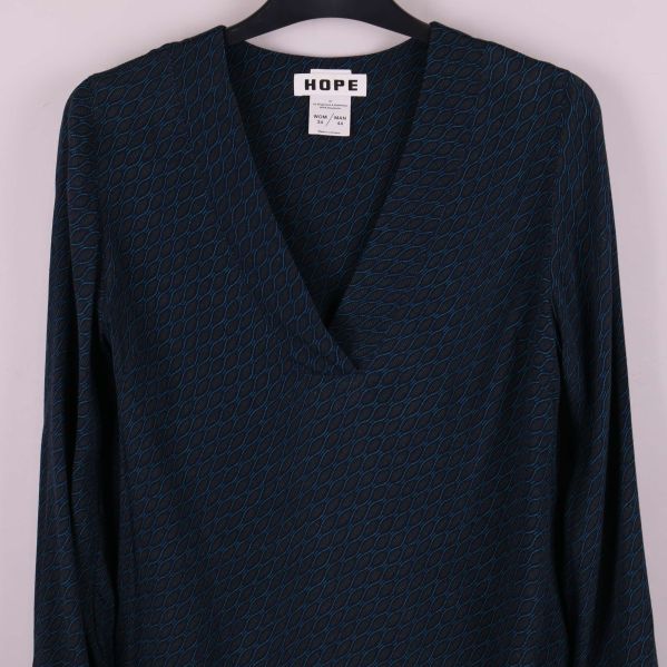 Närbild på toppens v-ringning och materialmönster