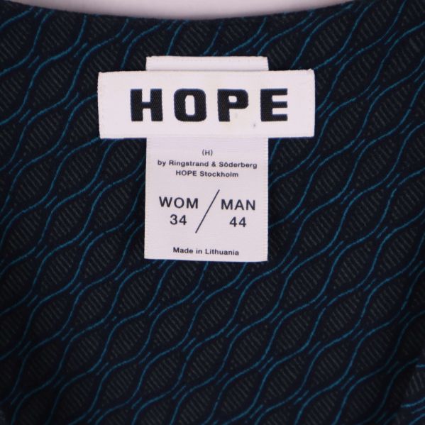 Närbild på HOPE-märke och storleksinfo 34/44