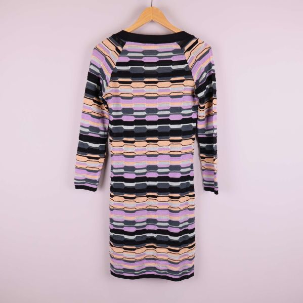 Baksidan av stickad klänning med randigt mönster och trekvartsärm