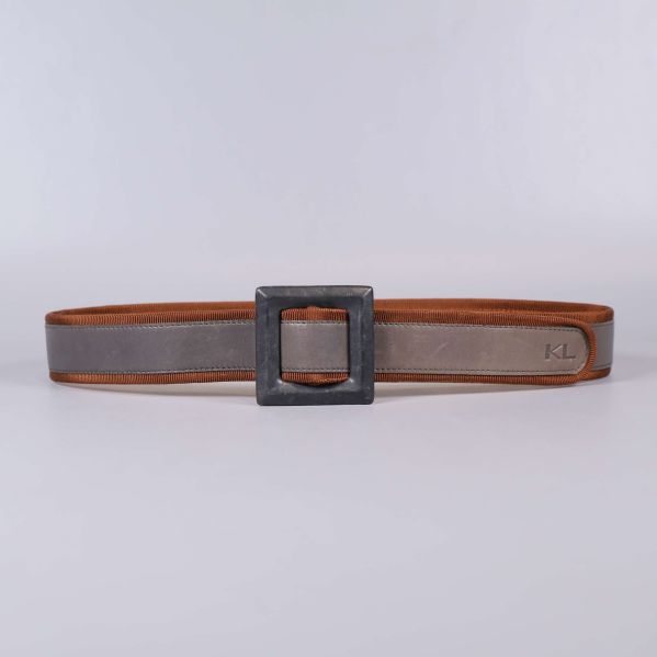 Bälte med fyrkantig spänne 