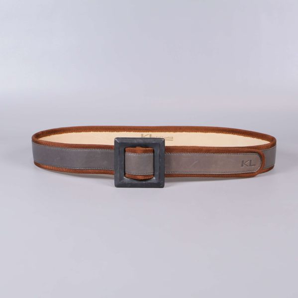 Grått och brunt bälte sett framifrån med spännet synligt