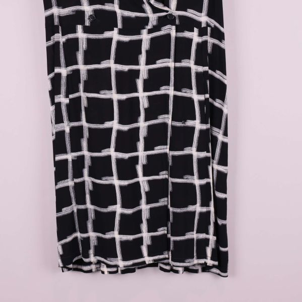 Nederkant av svart och vit rutmönstrad klänning