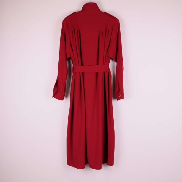 Baksida av lång röd kappa med bälte