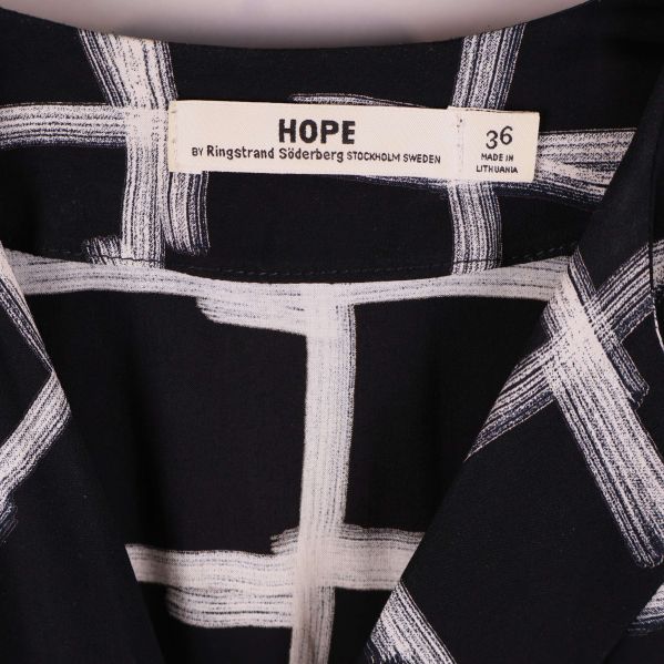 Närbild av etikett från HOPE och storlek 36