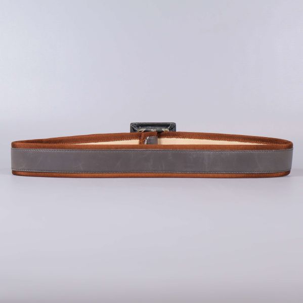 Baksida av bälte med grå mitt och bruna kanter