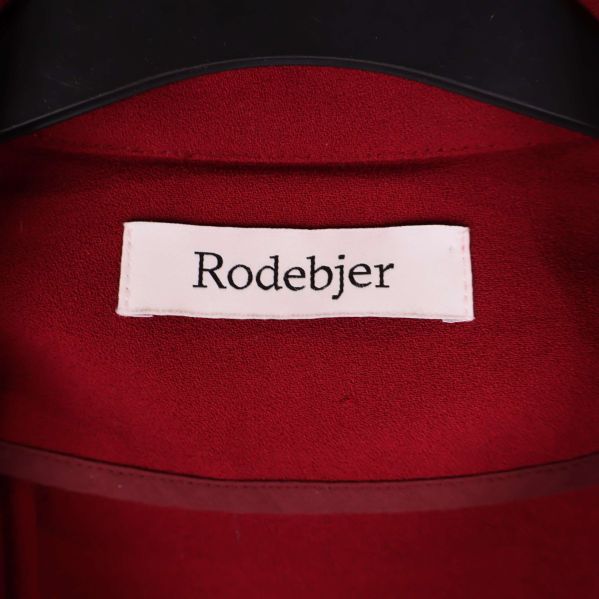 Närbild på Rodebjer-logotyp på etikett inuti kappan