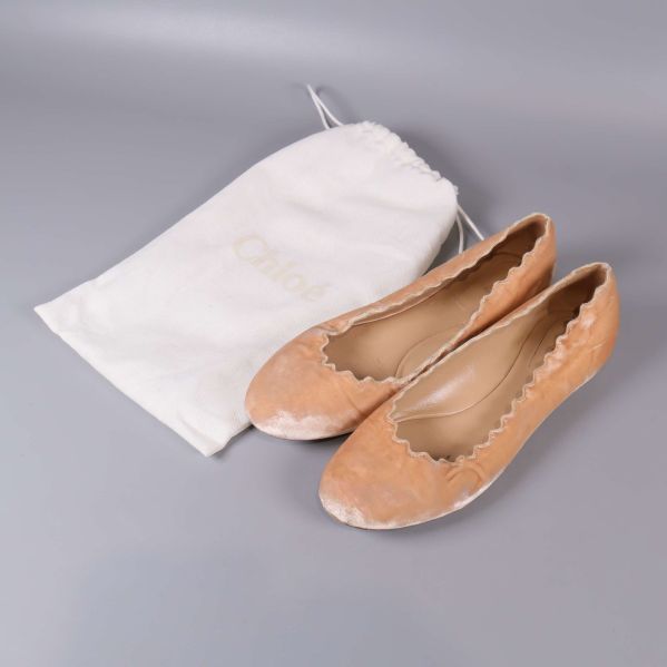 Rosa ballerina och vit tygpåse med Chloé-logga