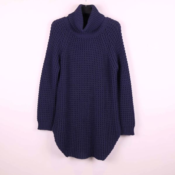 Mörkblå stickad polotröja med krage framifrån