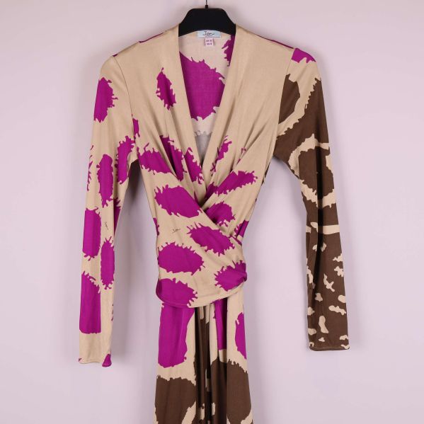 Detaljbild på v-ringning och omlott med knytband