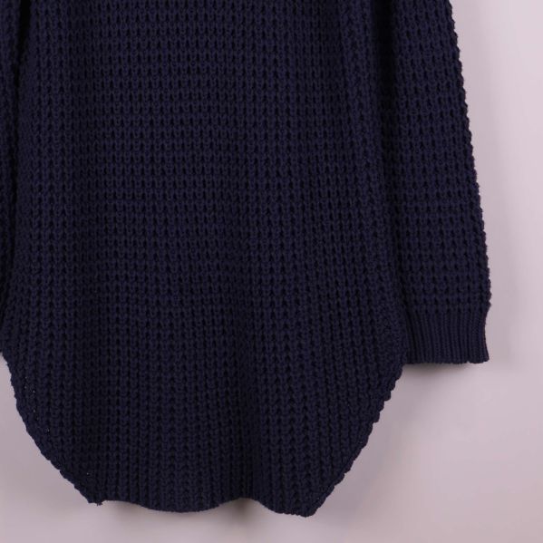 Närbild på tröjans nederkant och stickad struktur