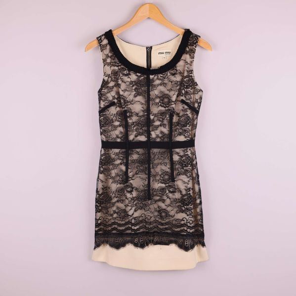 Ärmlös spetsklänning framtill 