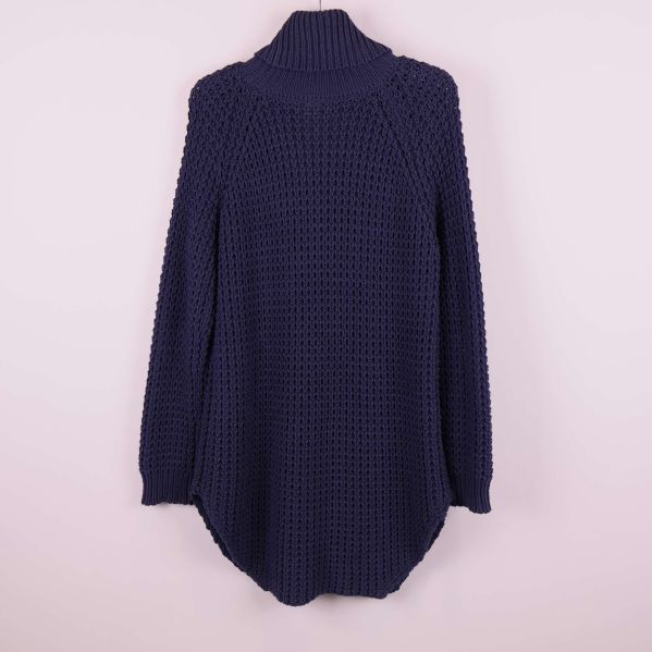Mörkblå stickad polotröja fotograferad bakifrån