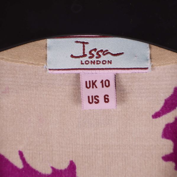 Närbild på Issa London etikett och storlekslapp UK 10
