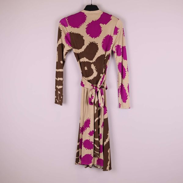 Baksidan av omlottklänning med knytband och grafiskt mönster