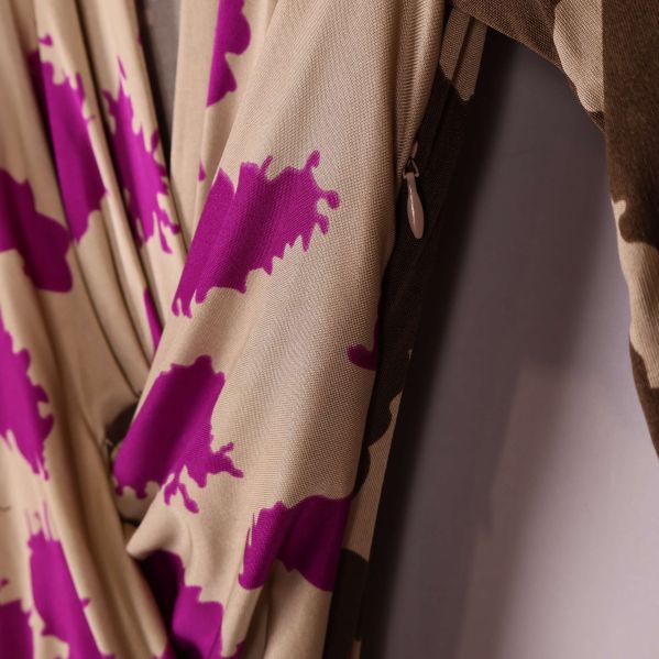 Närbild på dragkedja under ärmen av klänning